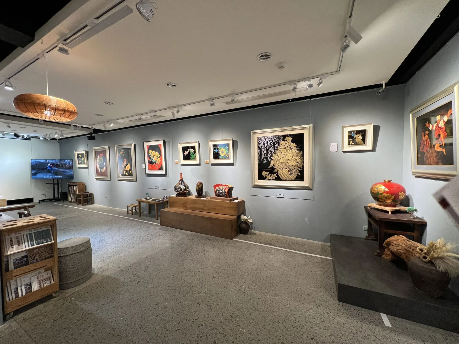 《人間國寶特展~漆藝王清霜家族x竹籐編張憲平》即日起至5月3日在新瓦屋客家文化保存區展覽館展出。竹縣府提供