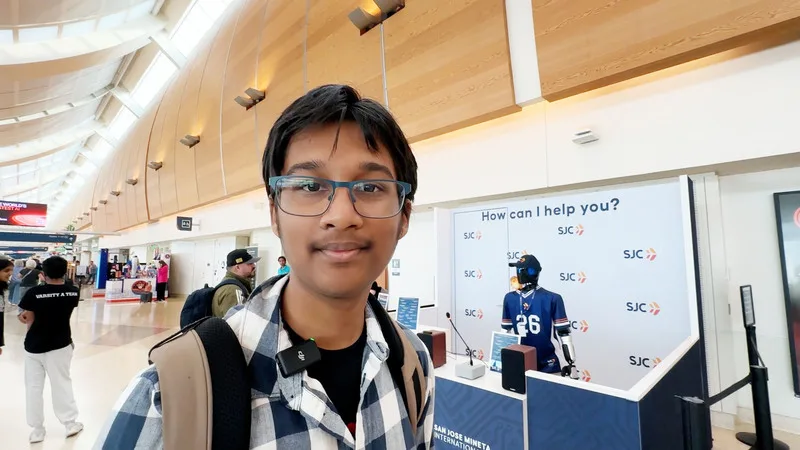 聖荷西國際機場這週領先全美,引進首台機器人荷西(Jose),學生查特吉向記者表示,很驚訝Jose在提到某些句子,好比「全世界」的時候,會用手畫圓作為輔助。中央社