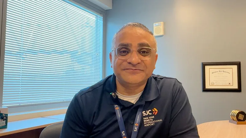 聖荷西國際機場這週領先全美,引進首台機器人荷西(Jose),機場航空局長巴特爾接受中央社訪問表示,Jose身穿26號球衣,26號象徵2026年,聖荷西今年有一連串體育賽事,因此讓Jose入境隨俗,穿運動衣融入這個場域。中央社