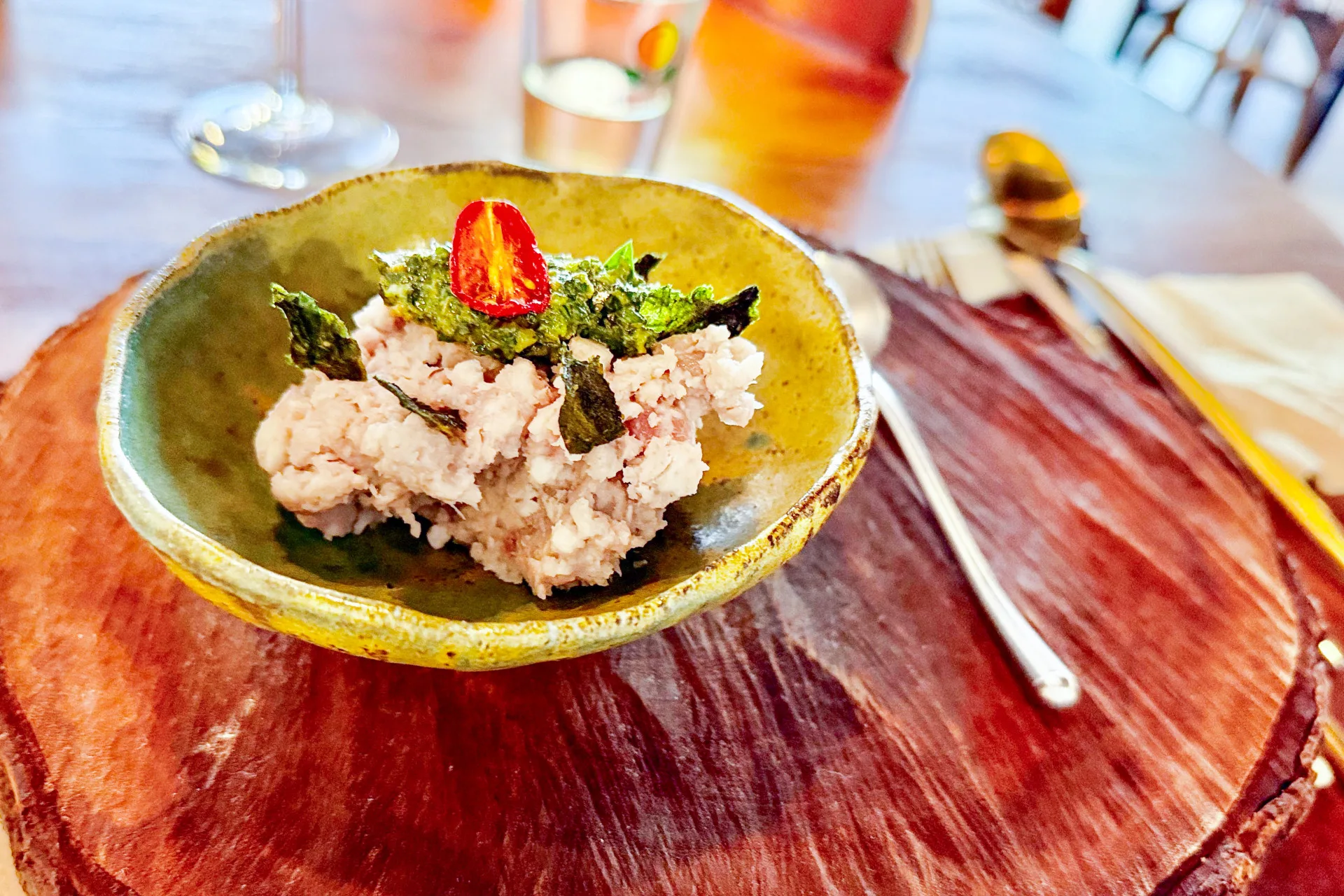 蔬菜：芋泥七櫞茶佐韭菜醬油燒片。蕭秀琴攝