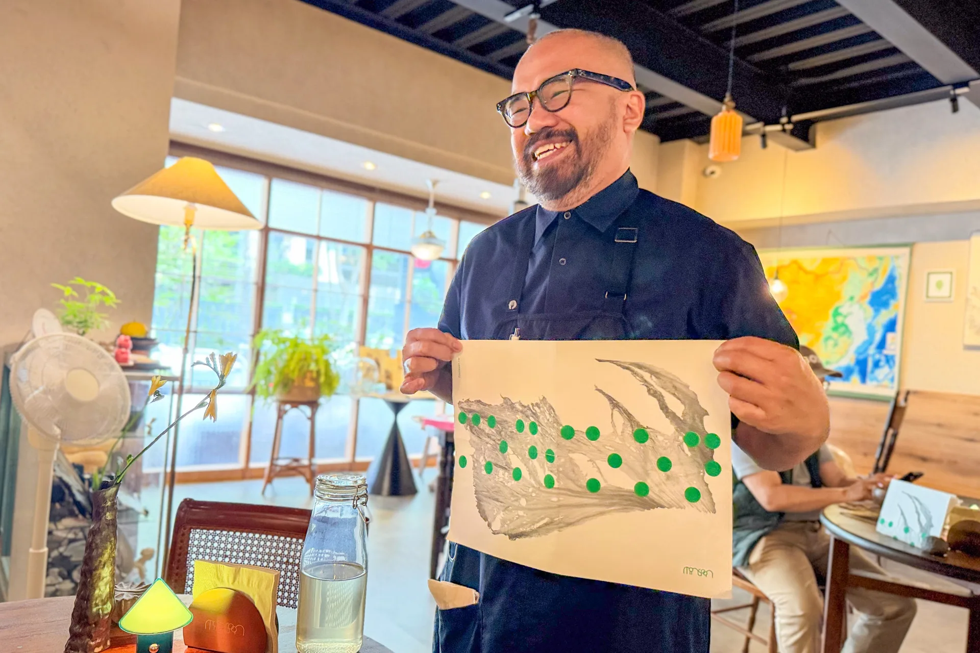 主廚之一Phil Han介紹菜單。蕭秀琴攝