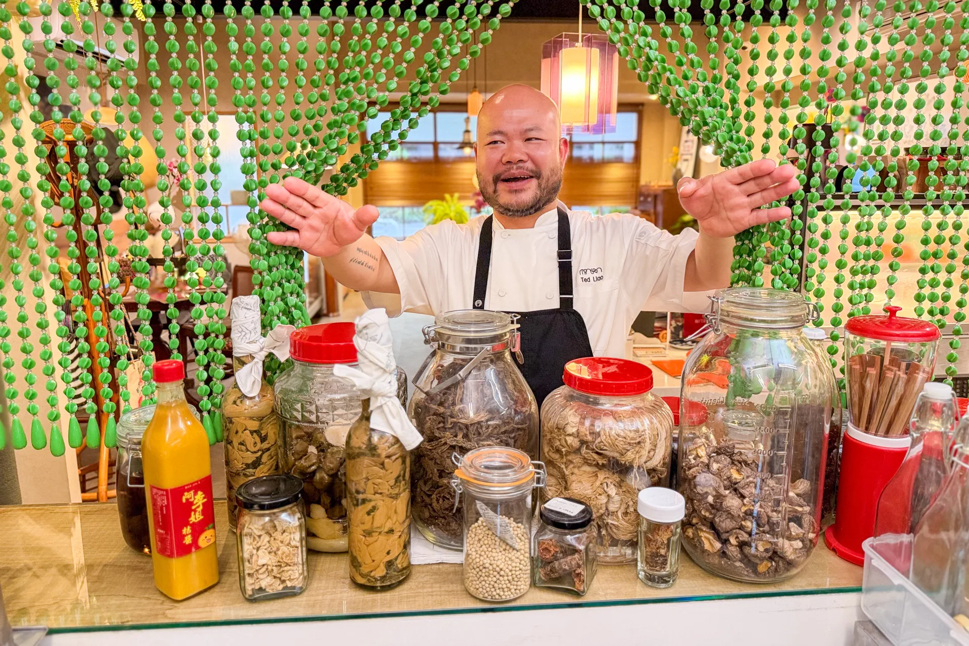 客籍大廚Ted Liao（廖永勛）展示他搜羅的客家保存食。蕭秀琴攝