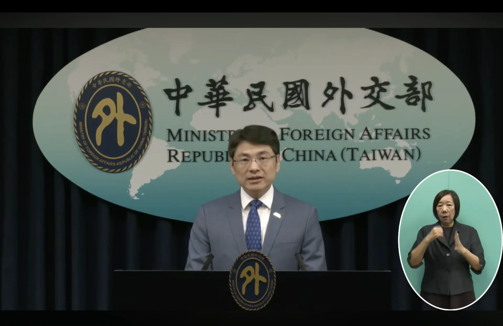 針對韓國電子入境卡爭議，外交部今（31）天上午舉行例行新聞說明會，發言人蕭光偉表示，韓國政府已在進行內部研議，因此我方會先暫緩更改電子入境系統。翻攝自中華民國外交部 YT