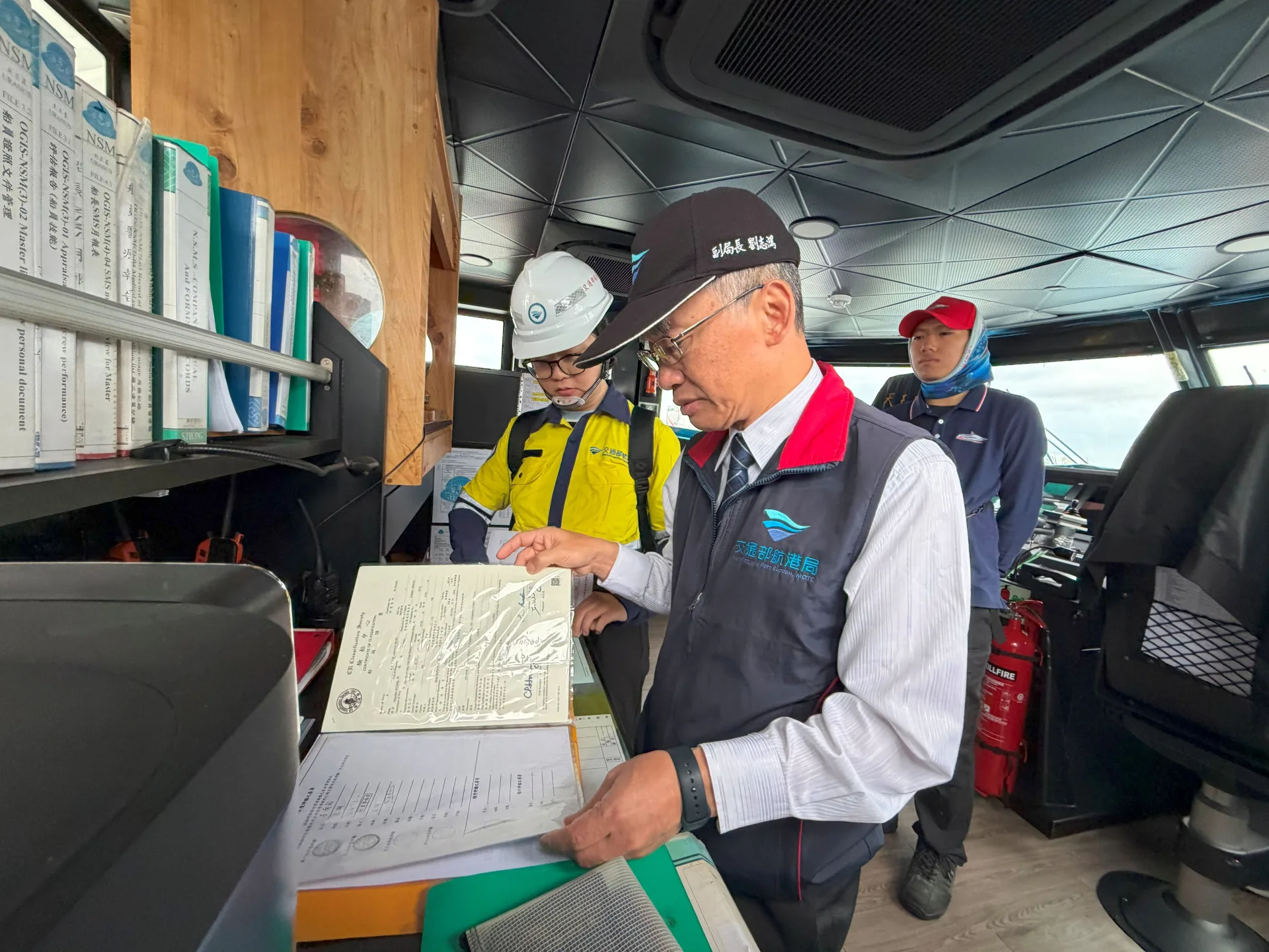 劉副局長督導臺東天王星21號情形。交通部航港局提供