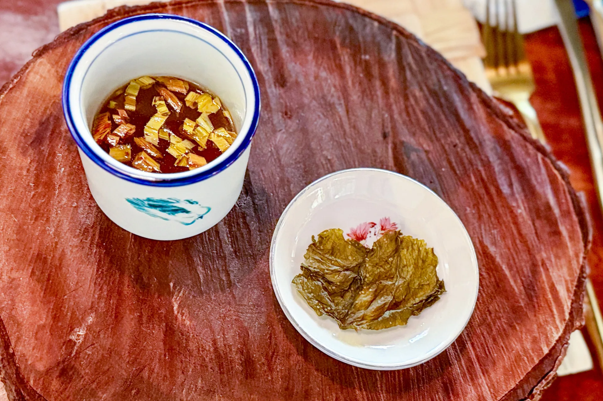 湯品：金針米粉湯佐鹹菜。蕭秀琴攝