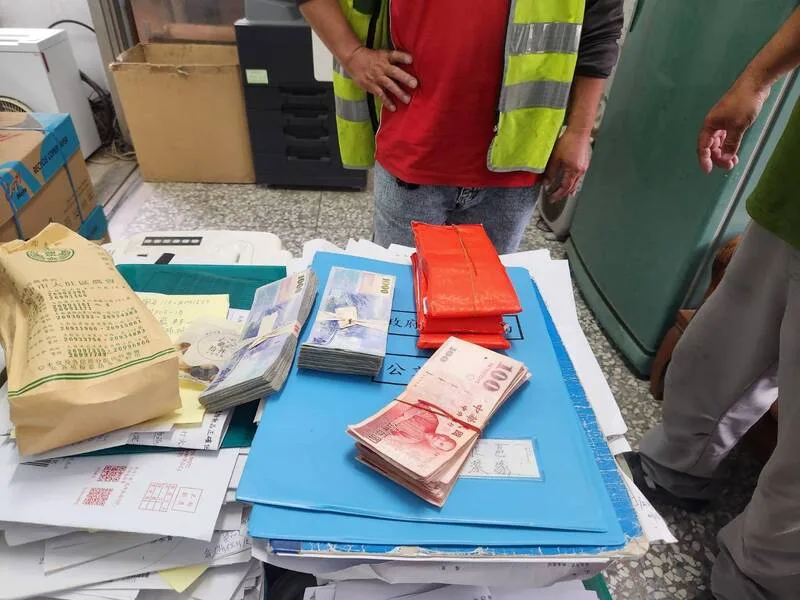 台中清潔隊清運舊衣櫃掉出50萬　送警局返還失主