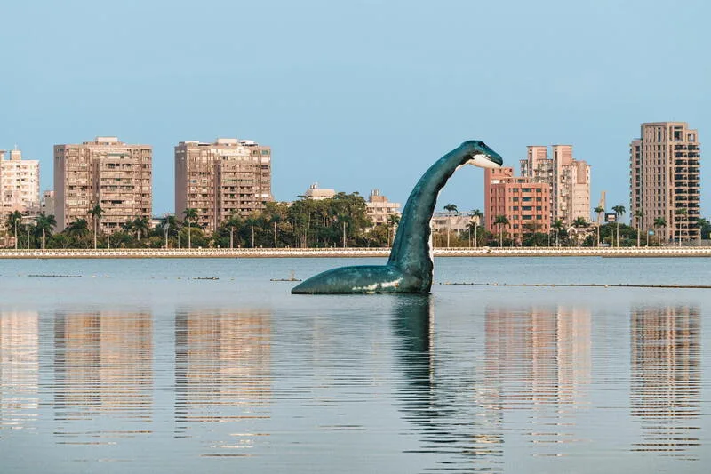 高雄市政府配合兒童節,在衛武營國家藝文中心推出恐龍酷樂園活動,4月3日至6日大型恐龍將同步現身澄清湖等地。高雄市文化局提供