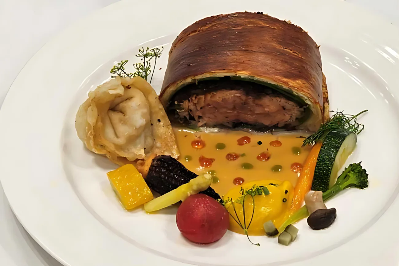 海鮮料理：威靈頓鮭魚排、紅蔥頭祕魯白醬、鮭魚炸餃、油蔥薯泥、奶油季節時蔬－銀牌。客委會提供