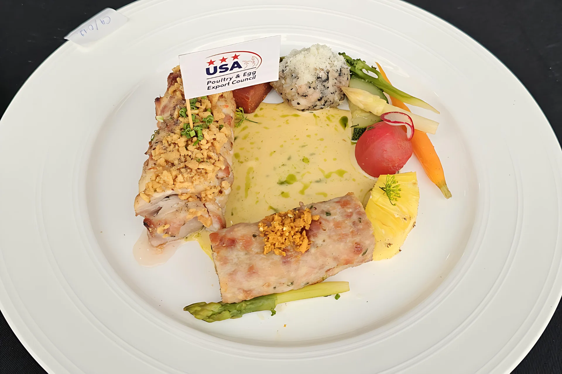 雞肉燒烤挑戰賽：千層雞肉串、煙燻奶油桔醬、馬告雞肉球、煙燻桔醬、碳烤時蔬、紫蘇酸甜蘿蔔－金牌。客委會提供