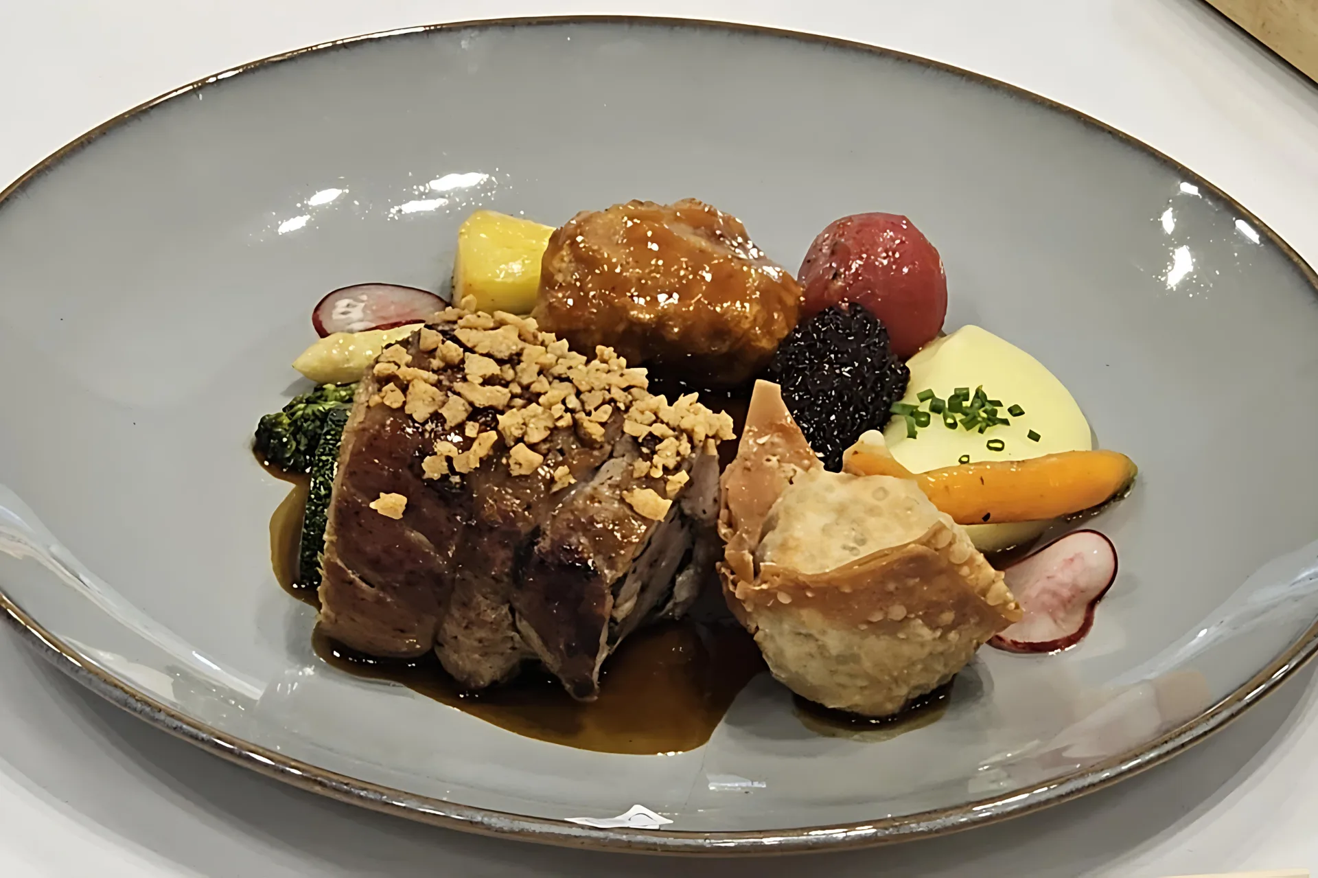 中式料理：香煎鹹菜干蘑菇肉卷、醬煮牛肚菌、松露薯泥雞肉炸餃、糖醋醬咕咾肉、季節時蔬、紹興肉汁－銅牌。客委會提供