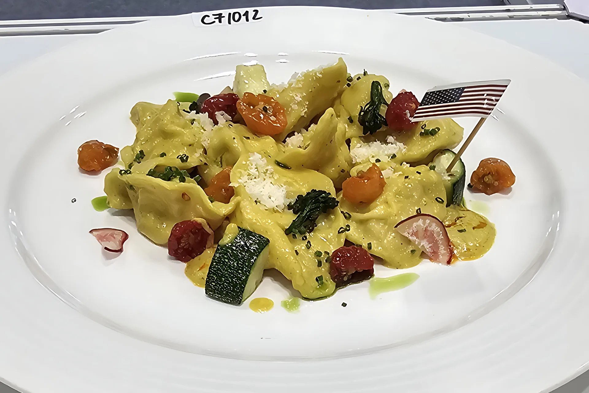 海鮮義大利麵料理：葡式咖哩鮭魚義大利餃佐苦茶辣椒油－銅牌。客委會提供