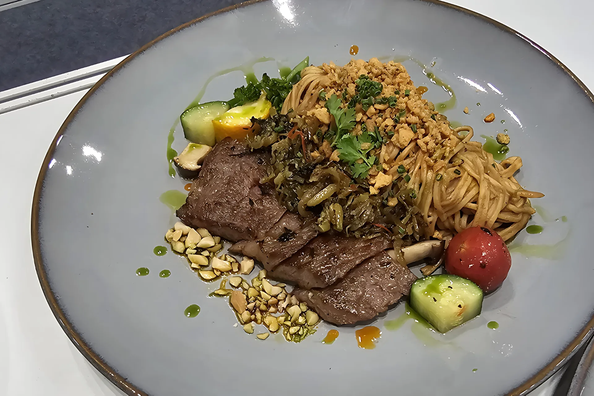 亞洲風味麵食：臺灣客家胡麻醬乾麵、客家鹹菜炒牛肉－銅牌。客委會提供