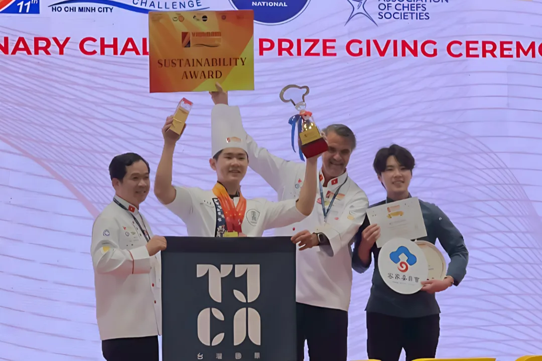 吳添豪選手上台領取項目最高分獎項。客委會提供