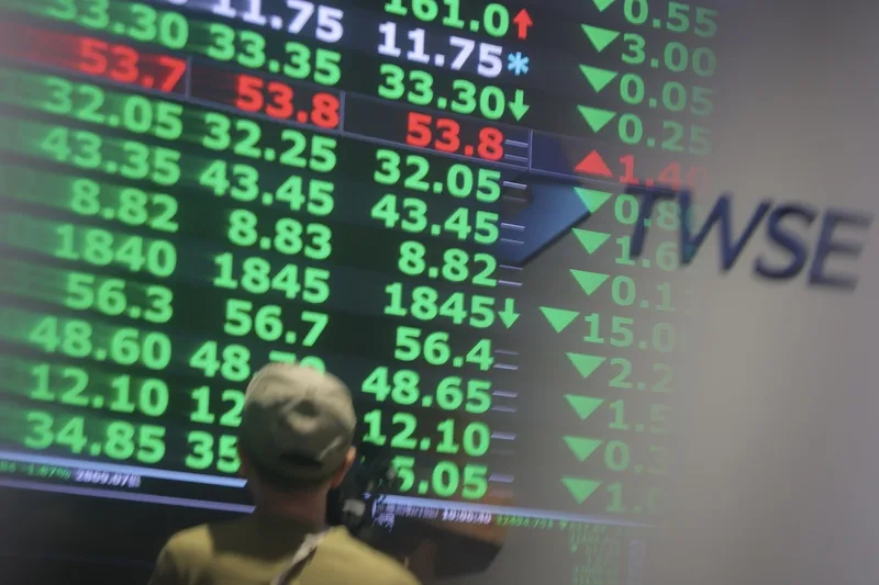 受中東戰事及持續影響，國際油價持續高檔。台股30日開低走低，盤中下跌逾700點，最低為32326.37點。中央社