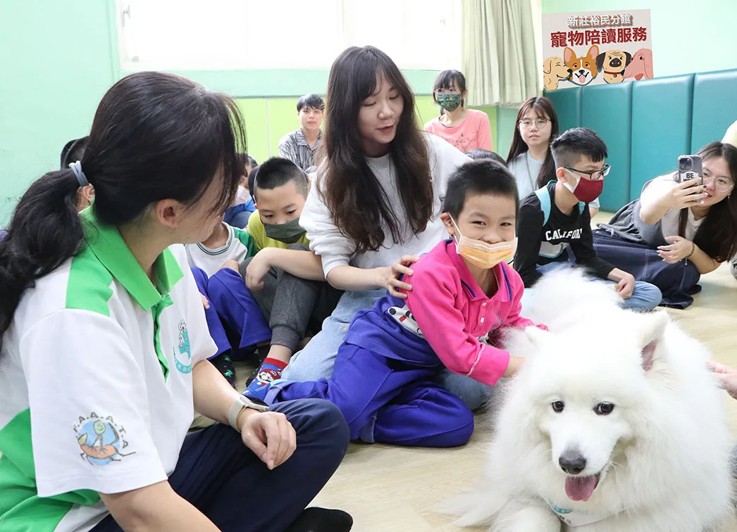 圖書館寵物友善升級　新莊首推狗醫生伴讀孩童