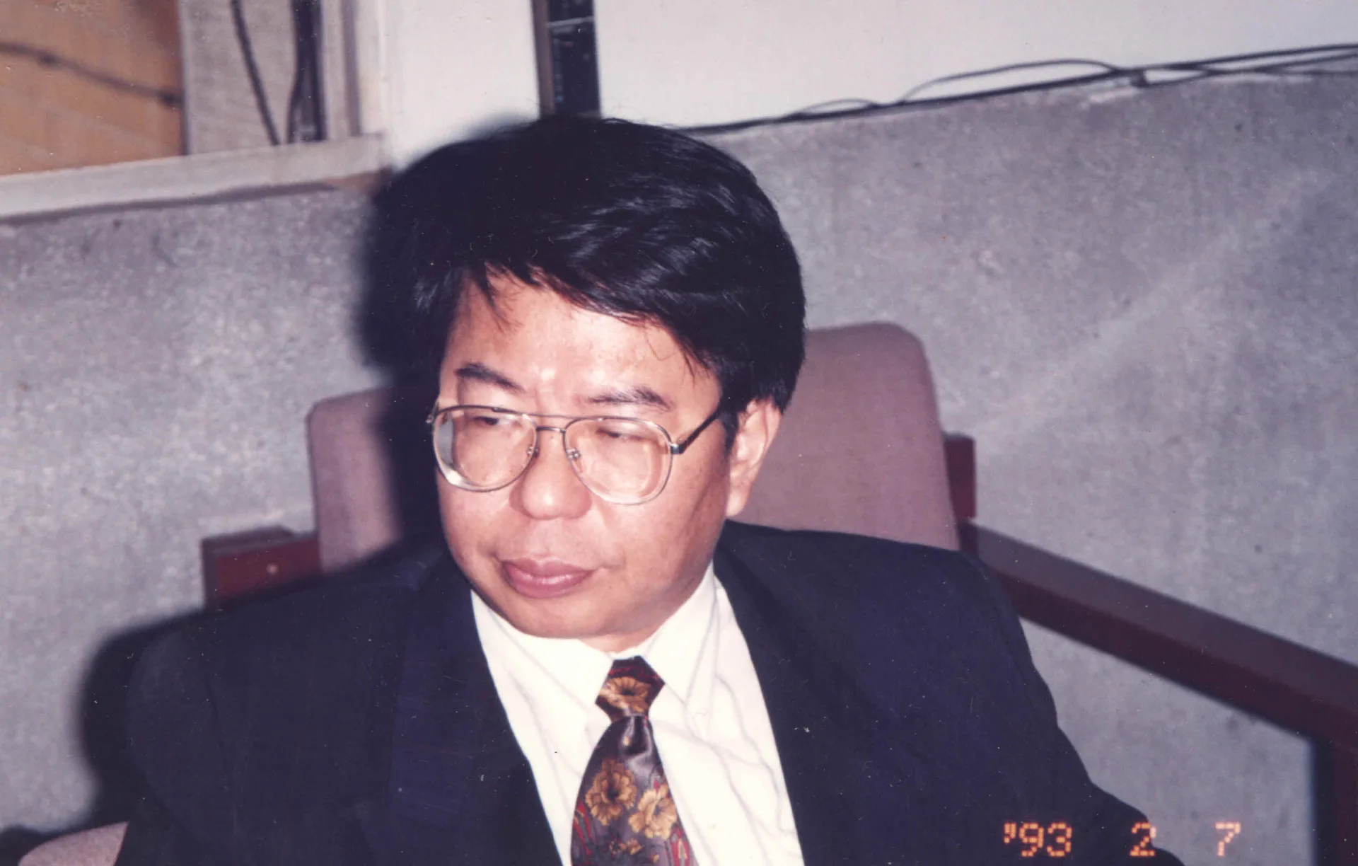 盧孝治（圖）一直與鍾肇政共同監製紀念鄧雨賢的音樂會，至2024年已經舉辦多達十五屆。這張盧孝治的照片是台灣客協在龍潭召開理監事聯席會議時照的。1993，龍潭，楊國鑫攝