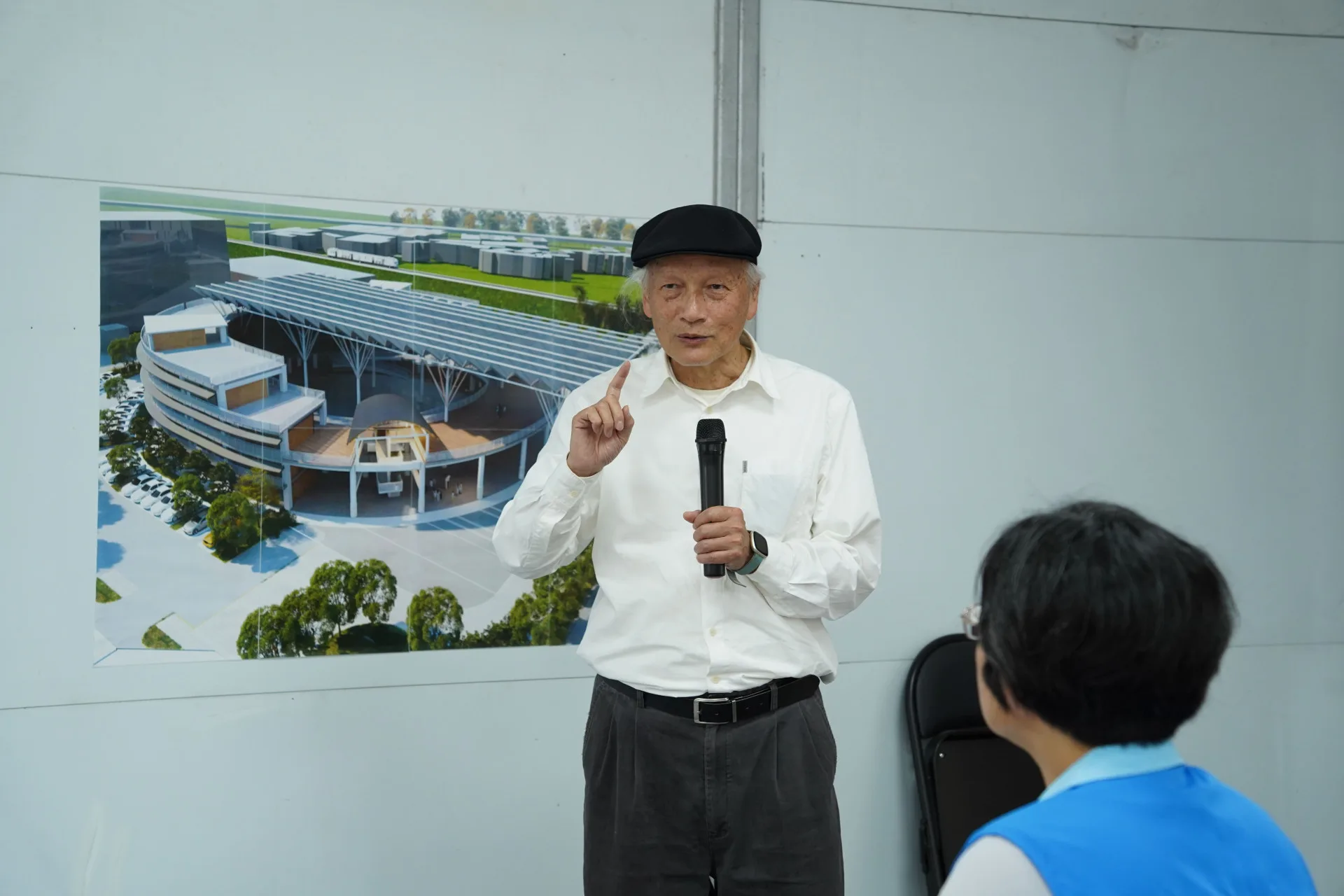 設計竹東客家文化大禾埕的建築師謝英俊向新竹縣議員說明建築的特色。新竹縣政府提供