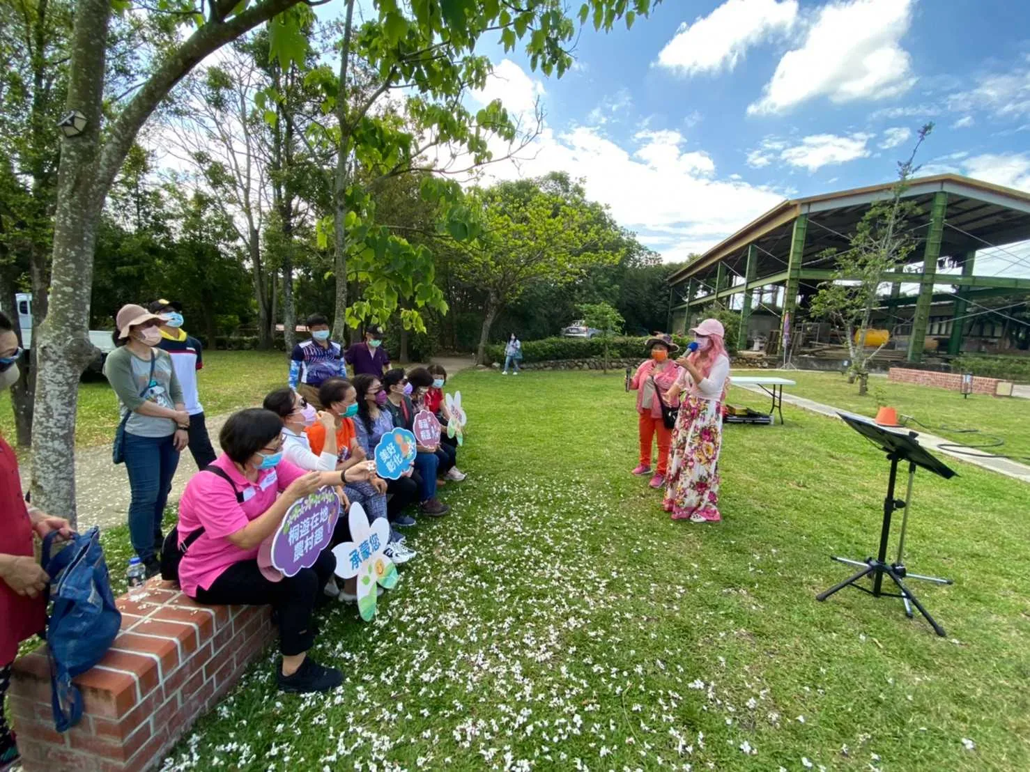 桐花小旅行-德興社區一同賞桐去活動資料照。彰化縣政府提供
