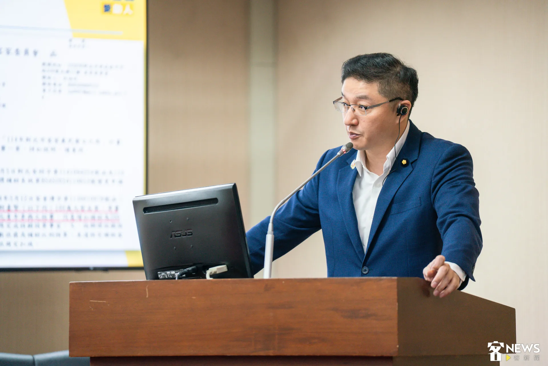 國民黨立委張智倫關心客家幣使用情形。朱愷元攝