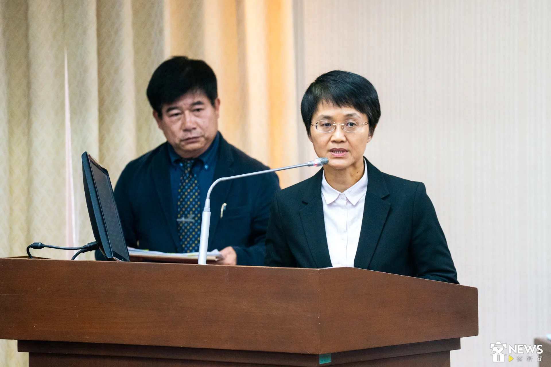 客委會主委古秀妃（右）、客傳會董事長宋廷棟（左）今日赴立法院內政委員會業務報告。朱愷元攝