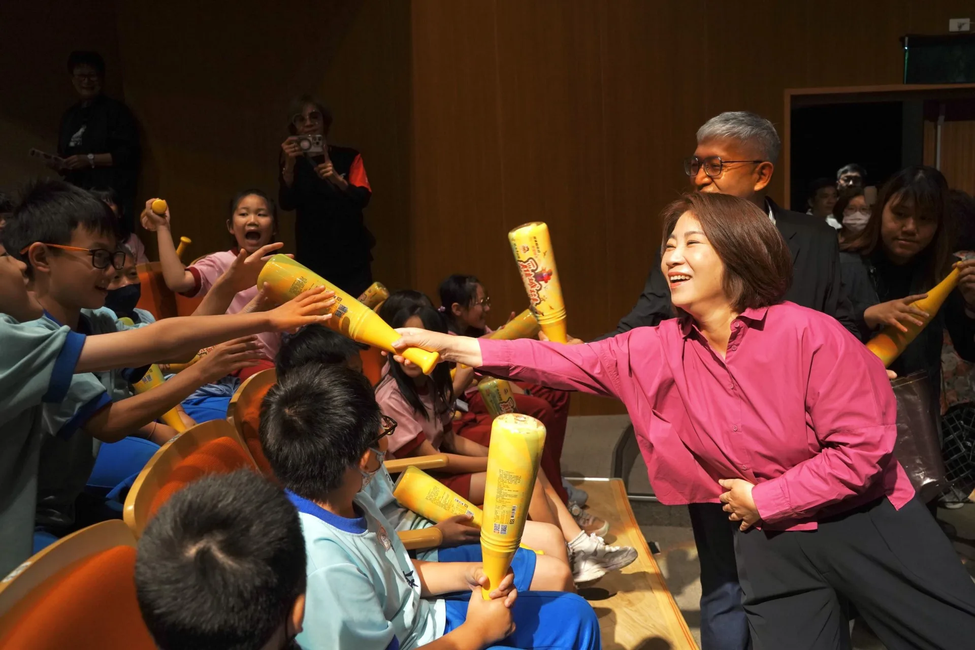 紙風車劇團經典之作《雞城故事》在屏東藝術館演出。屏東縣政府文化處提供