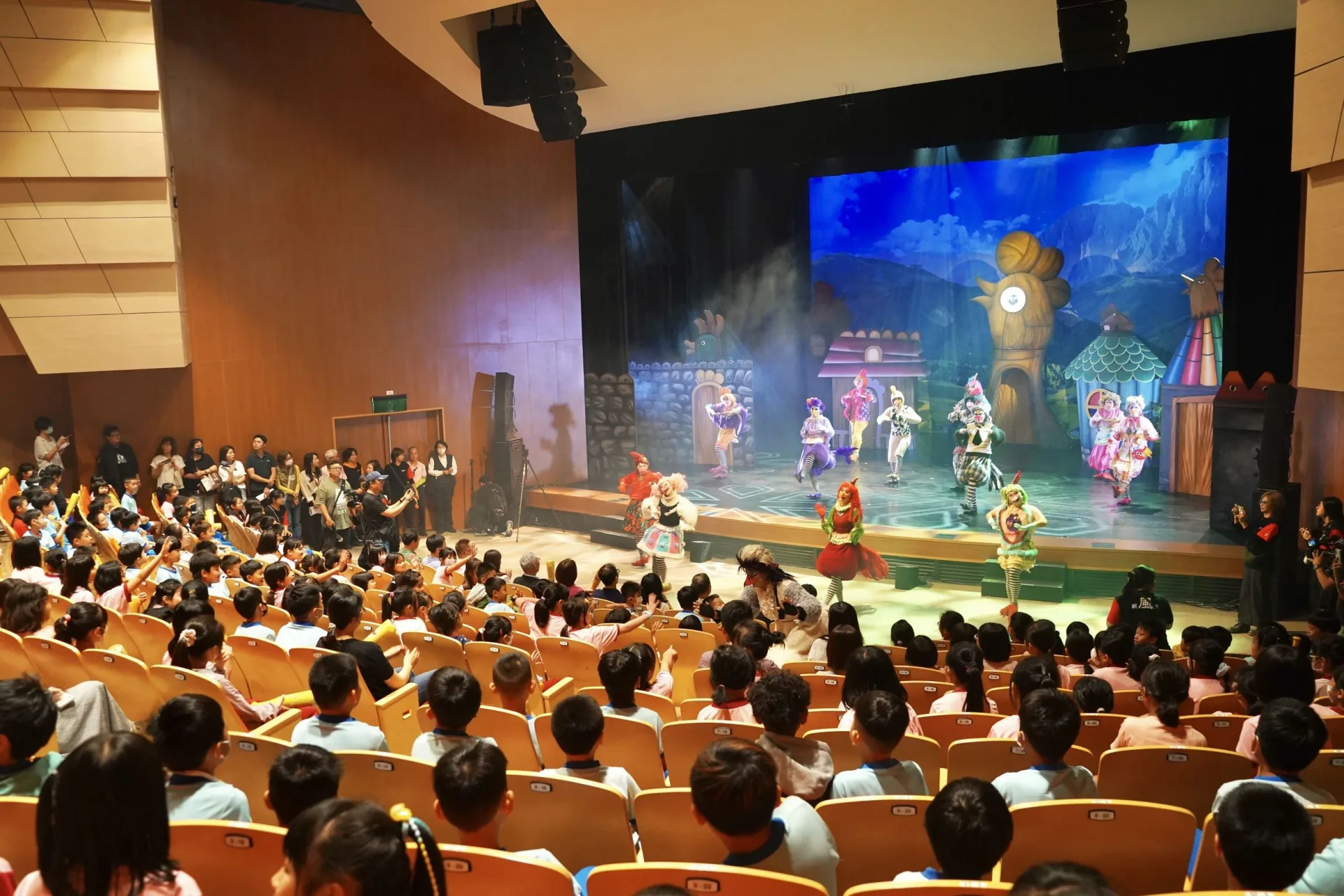 紙風車劇團經典之作《雞城故事》在屏東藝術館演出。屏東縣政府文化處提供