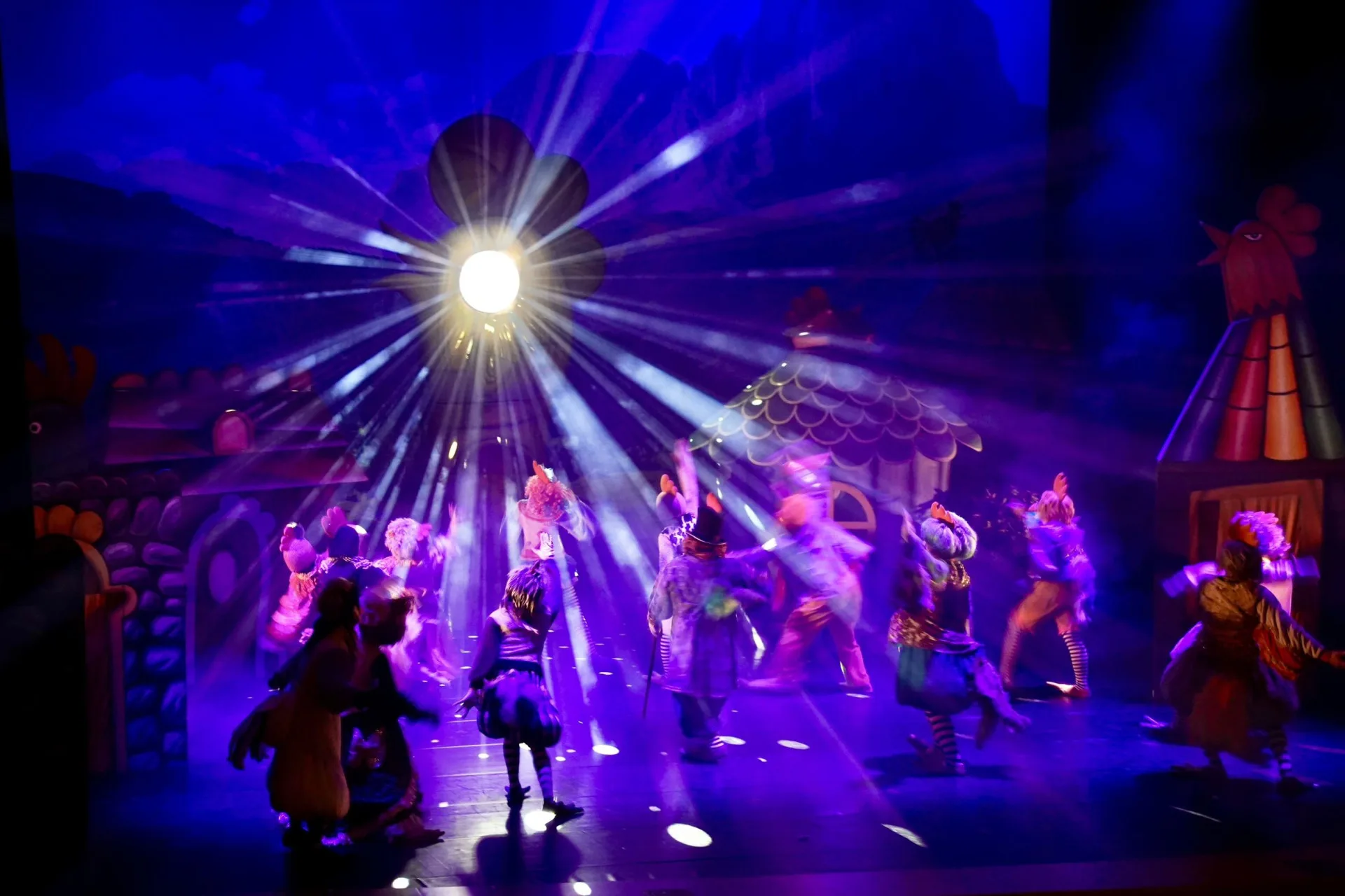 紙風車劇團經典之作《雞城故事》在屏東藝術館演出。屏東縣政府文化處提供