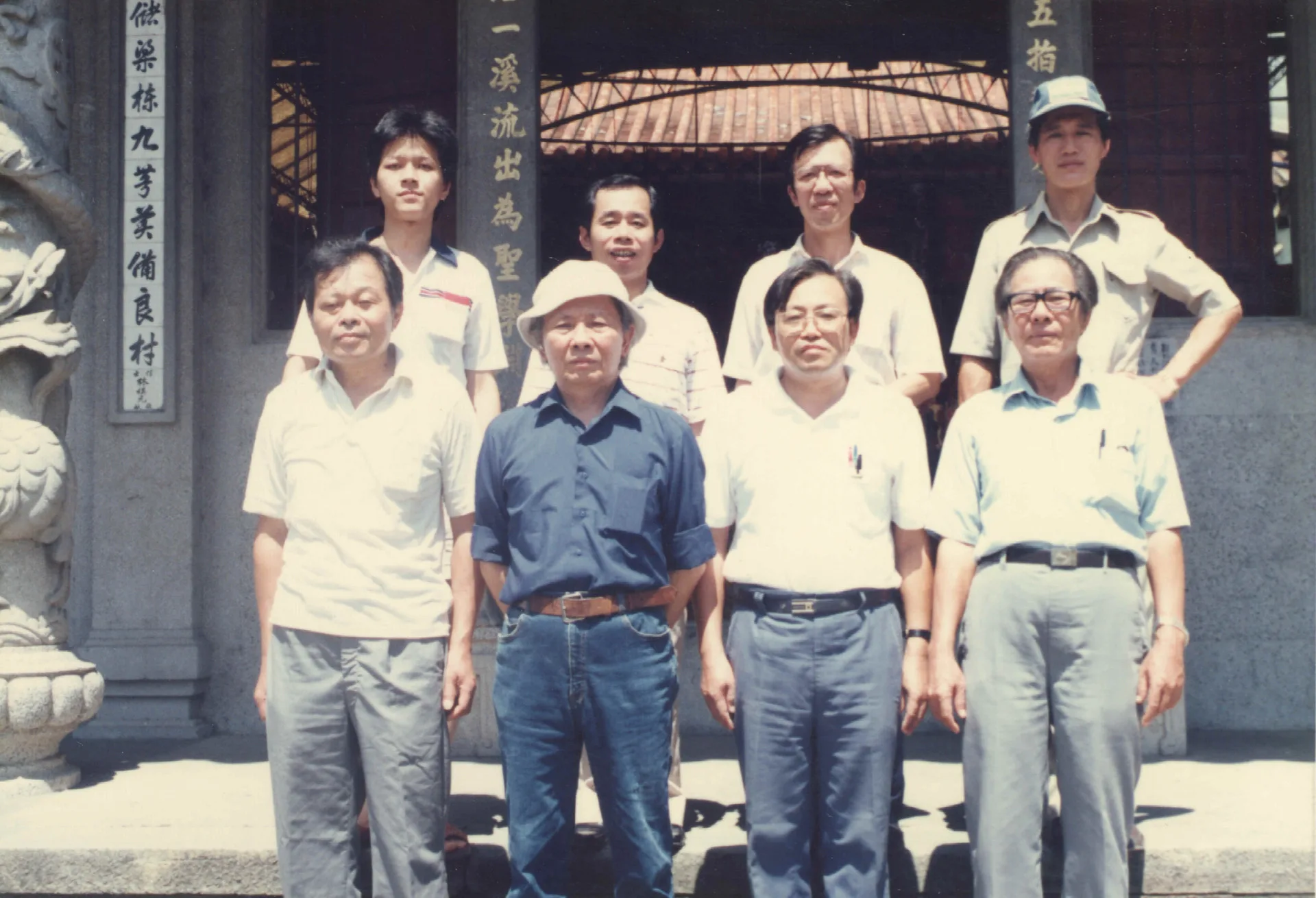 我帶多位文友，參觀芎林鄉文林閣，當時鄧雨賢過世前就是住在廟的西廂房。前排左一黃榮洛，左二鍾肇政，右一鍾孝上，右二陳運棟。後排左一楊國鑫，左二陳石山，右一張致遠，右二黃卓權。1988，芎林，楊國鑫提供。