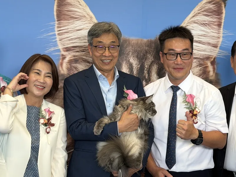 寵物品牌「愛貓一生」在屏東打造愛貓工廠，1日開幕，農業部長陳駿季（中）、屏東縣長周春米（左）、愛貓一生董事長王志遠（右）出席見證並合影。中央社提供