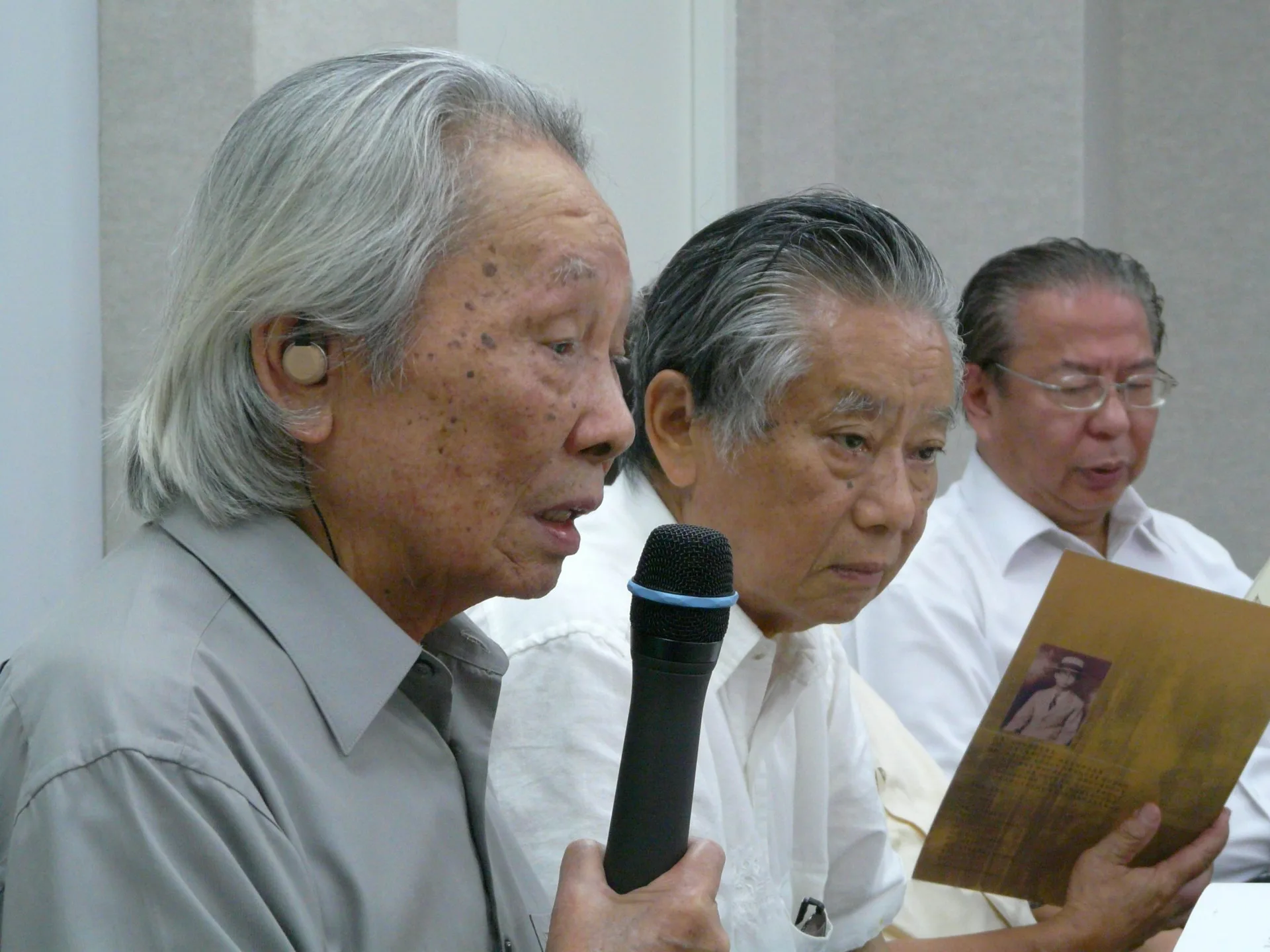 盧孝治舉辦鄧雨賢研討會。左為鍾肇政，中為林柏燕，右為盧孝治。2008，龍潭，楊國鑫攝