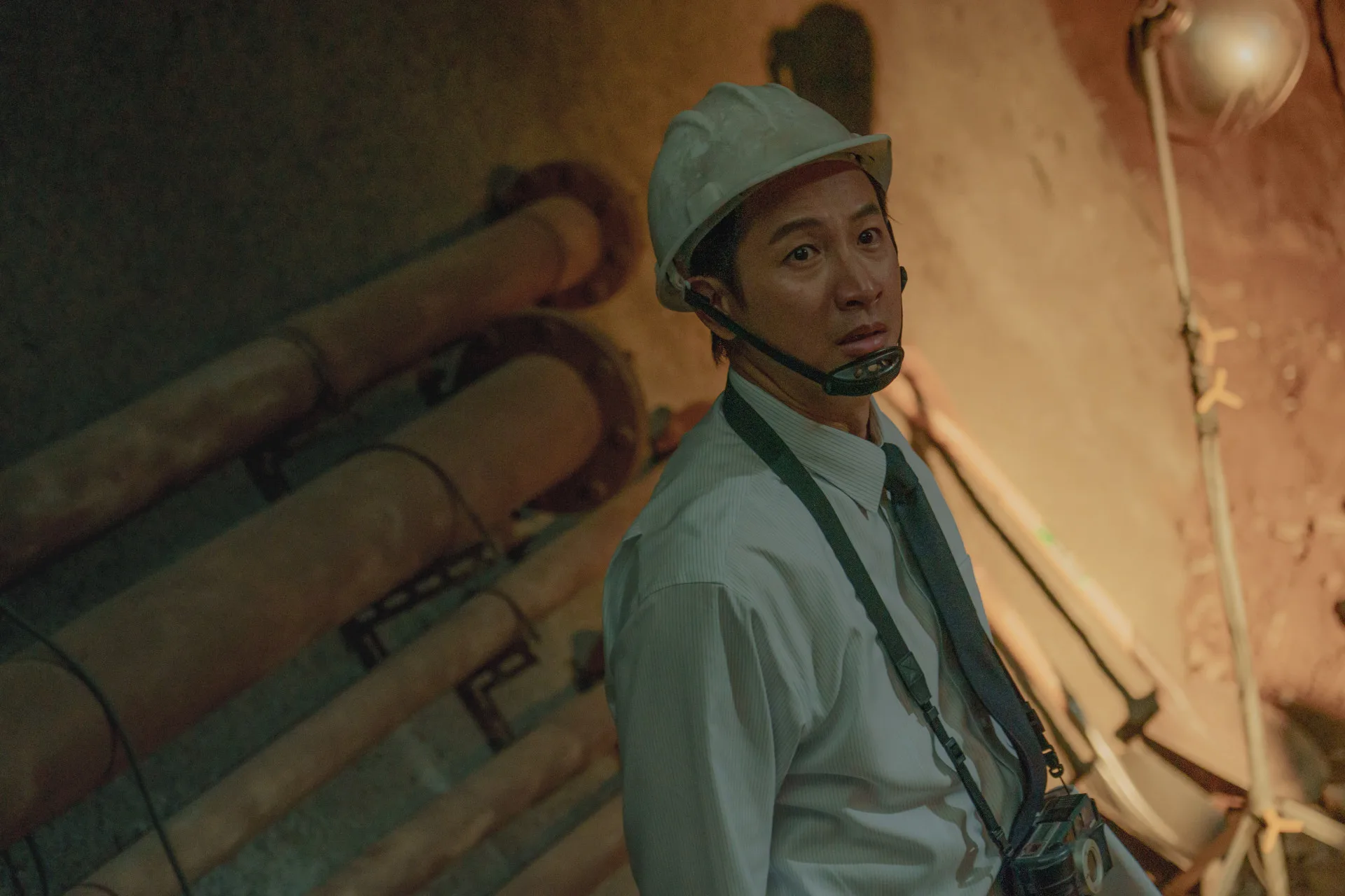 飾演捷運局主管的邱凱偉，在前往勘驗時遭武士刀神祕力量附身。客家電視台提供