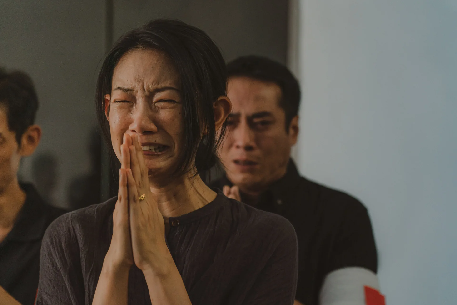 金鐘影后吳奕蓉首場戲就要哭崩送別丈夫。客家電視台提供