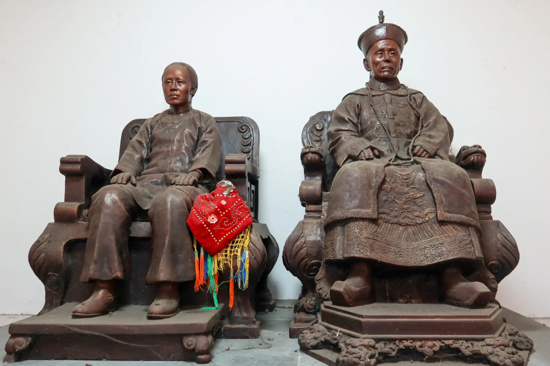 大湖鄉南湖南昌宮內的黃南球夫婦塑像。何來美攝