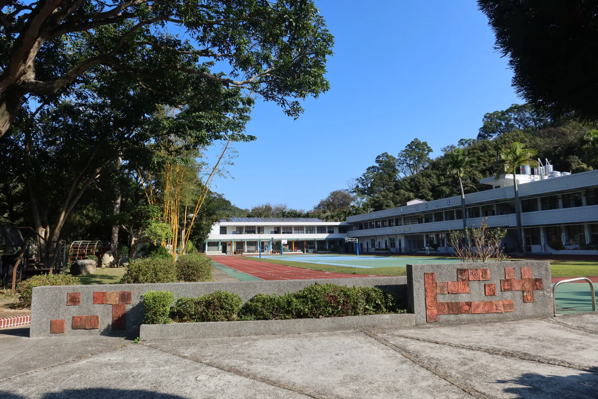 獅潭鄉豐林國小以前是黃南球開設的八角林製材所，劉銘傳興建台灣鐵路的枕木，大都由此製材所提供。何來美攝