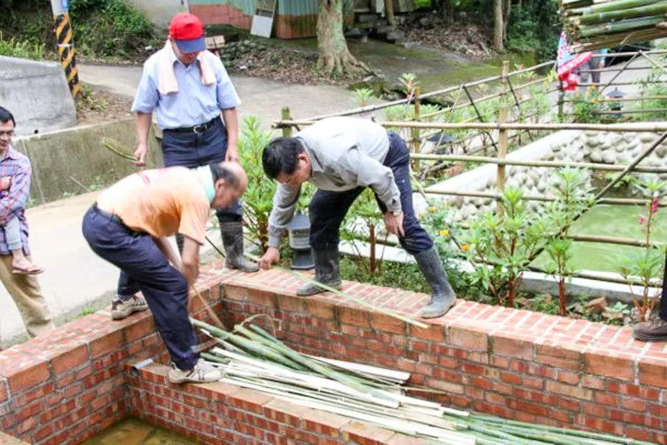 把砍下的竹嫲，放進紙湖浸泡石灰水二個月到半年，再撈起用石輪碾碎做成紙漿。陳權欣攝