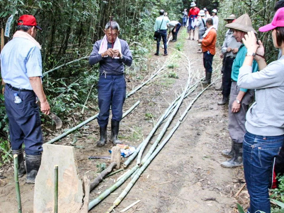 每年四月開始是斬竹嫲的季節，為求平順，芎林劉家業者都會祭拜上天土地還有祖師爺蔡倫。陳權欣攝