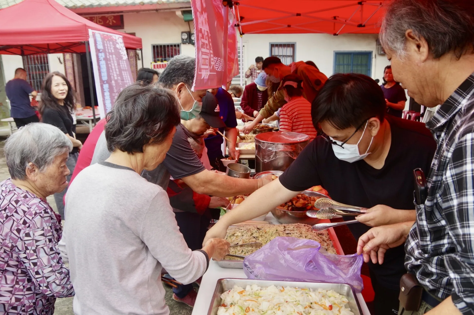 一到中午，在禾埕擺開陣仗，端出家常好菜分享，重溫過去共食的濃厚人情。徐彩雲攝