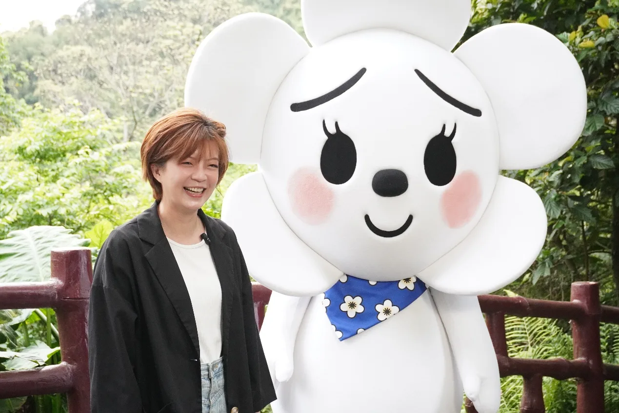 新北客家局長劉冠吟與桐花祭最萌吉祥物「發桐醬」合影。新北客家局提供