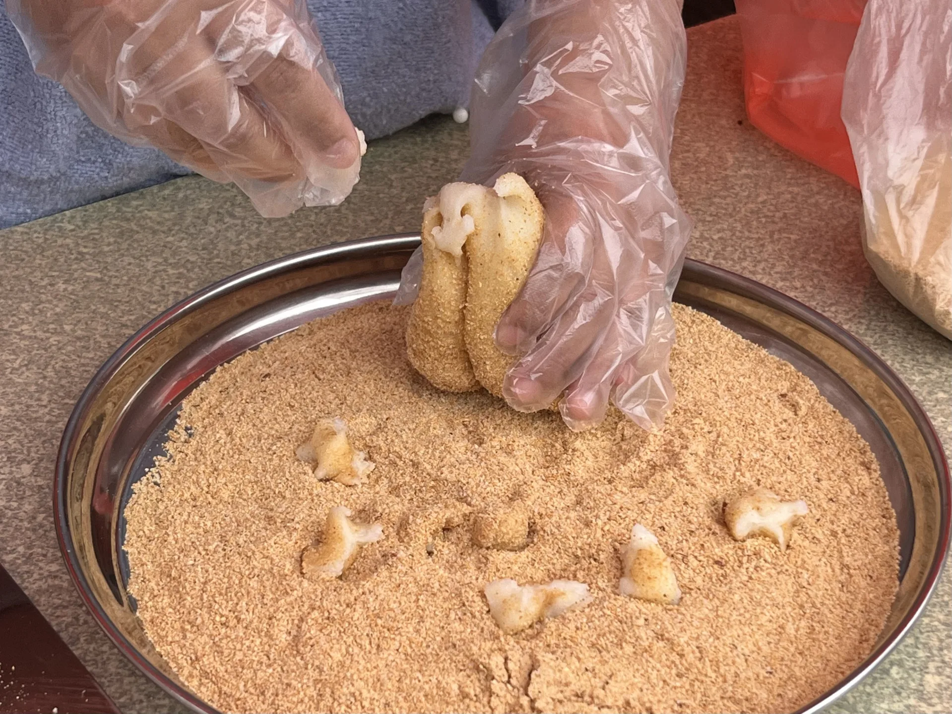 粢粑沾上香噴噴的番豆粉，是北部客庒婚喪喜慶不可或缺的甜點。徐彩雲攝