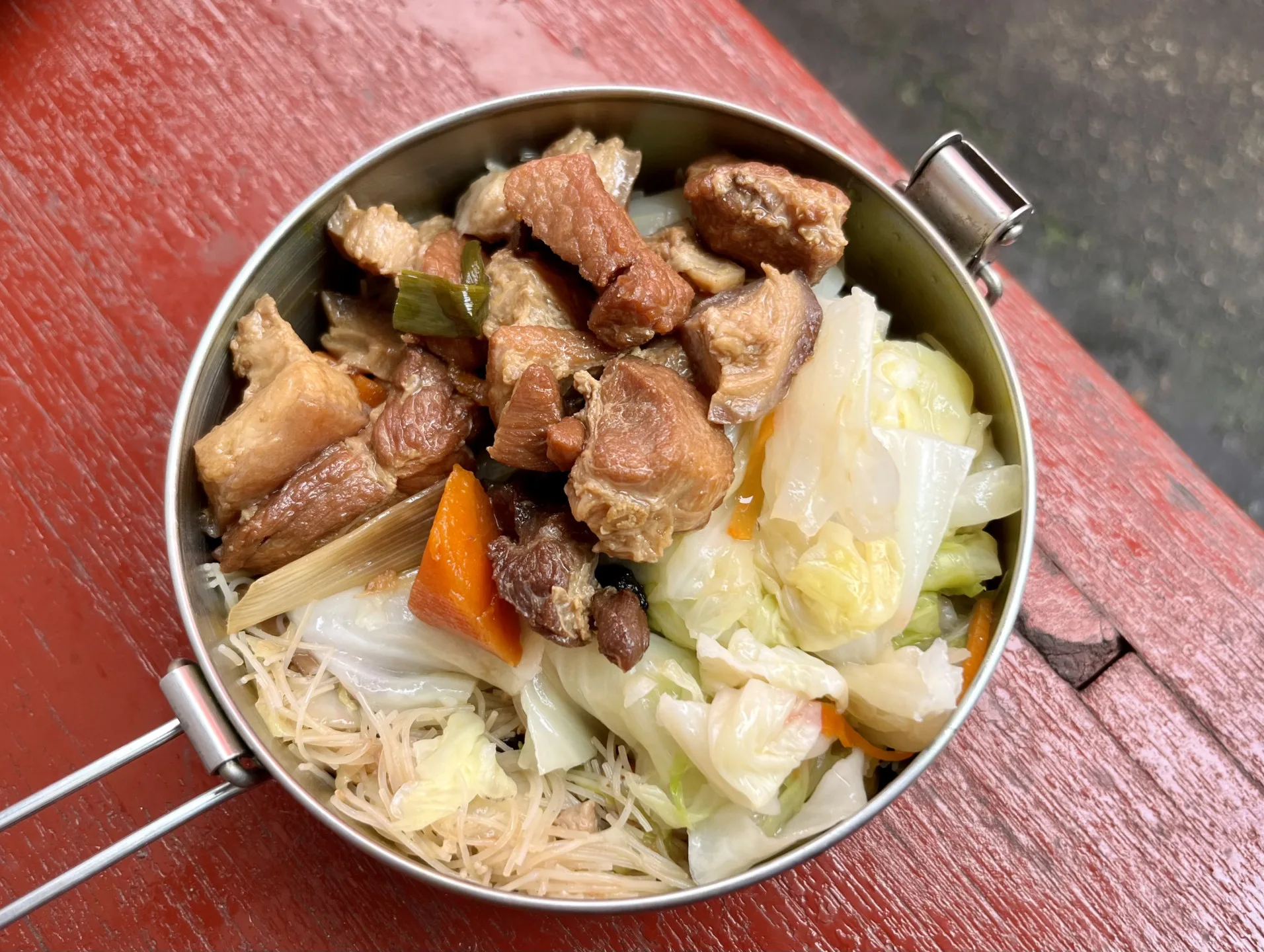 用便當盒仔細擺盤，炒米粉和焢肉是選舉前的標準菜色。猜猜這是尖山米粉還是新竹米粉？兩者的差別又在哪裡呢？徐彩雲攝