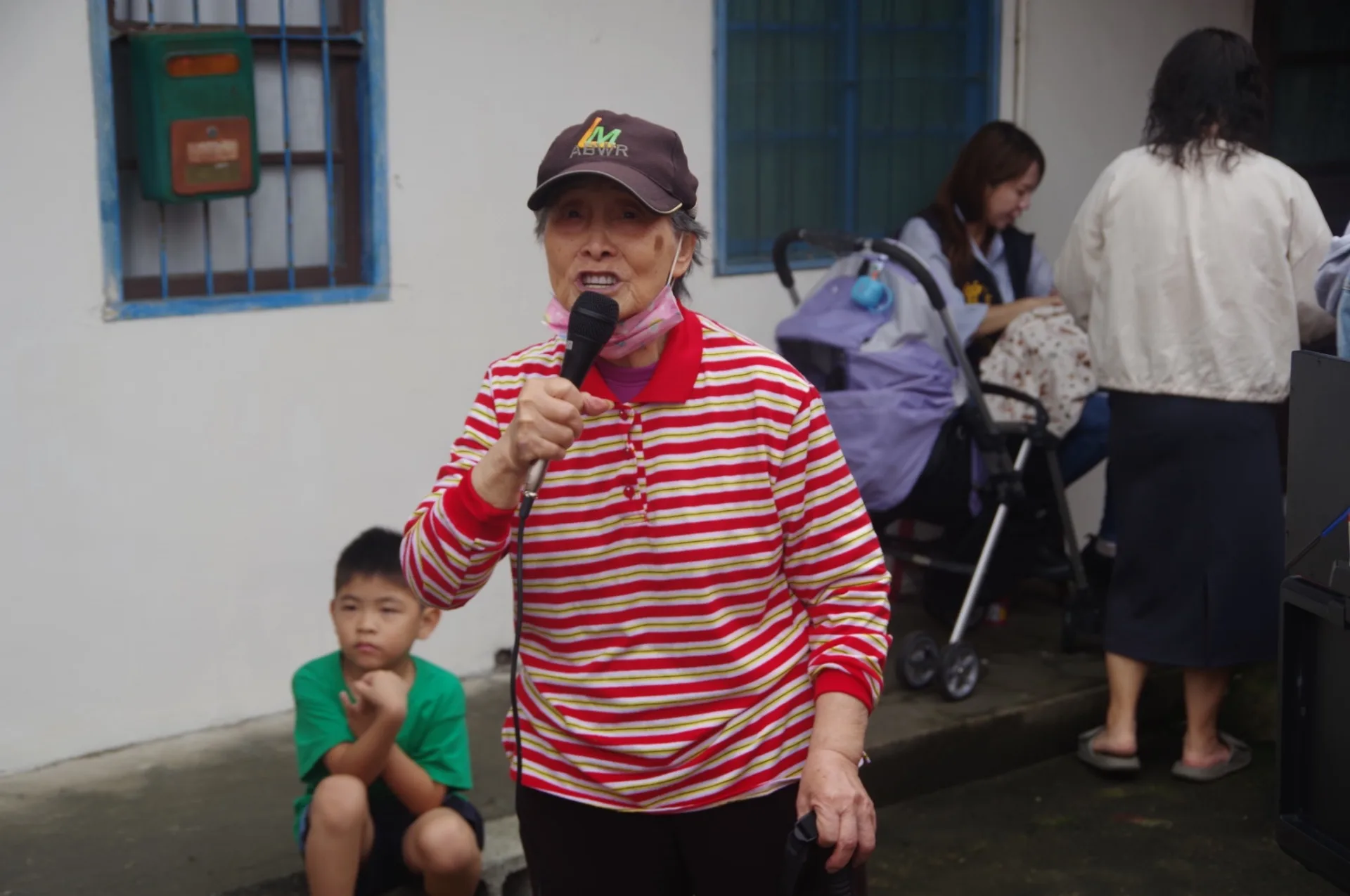 鳳妹伯母來自苗栗公館出礦坑，經歷一段養女歲月。她開胲唱歌，開朗又活潑。徐彩雲攝
