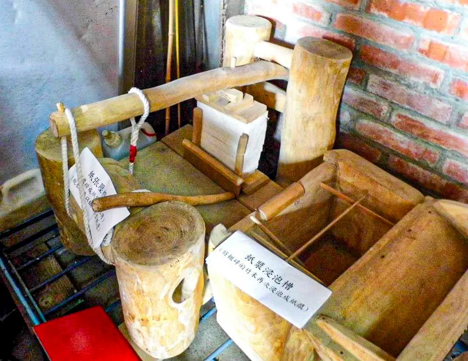 這些都是范玉榮用木頭所雕的當年造紙工具，紙漿浸泡糟與紙張壓柞器。也只能從手作木雕去回憶了。陳權欣攝