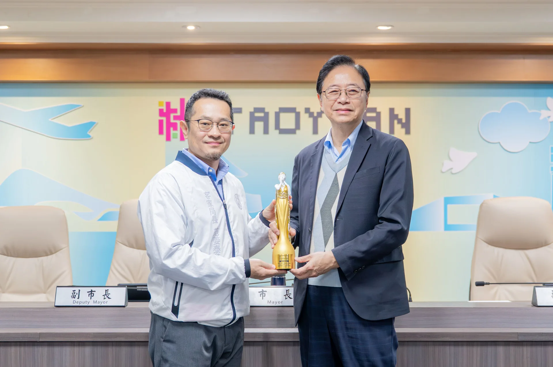 桃園市長張善政今（1）日上午主持市政會議，接受客家局呈獻「2025桃園桐花祭-桐花童話」榮獲美國繆思創意大獎嘉年華節慶活動類金獎。桃園市政府提供