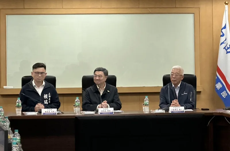 因應油價飆漲、塑膠原物料短缺等因素，行政院長卓榮泰南下高雄視察，中油四輕廠提前復工開爐，提升產能。中央社提供