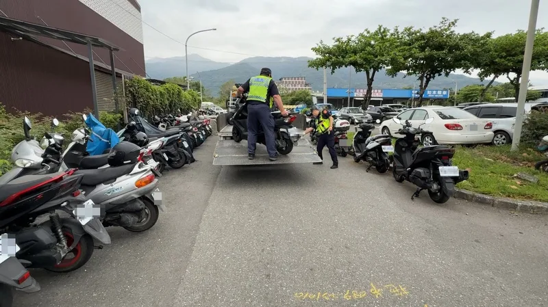 台東知本火車站連假大量機車違停　警方執法拖吊