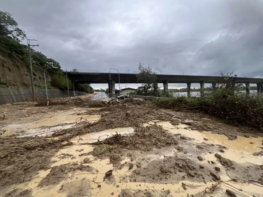 苗栗縣4日凌晨至清晨雷雨狂襲，苗9線五福大橋附近邊坡土石崩落，砸中1輛行經轎車，所幸駕駛及時逃生，雖受傷但無生命危險。（警方提供）中央社
