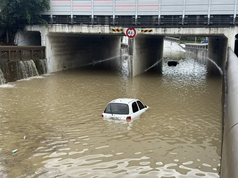 苗栗地區4日大雨,苗栗市通往公館方向涵洞因為嚴重淹水,2部車輛遭滅頂,所幸人員已事先逃出。中央社