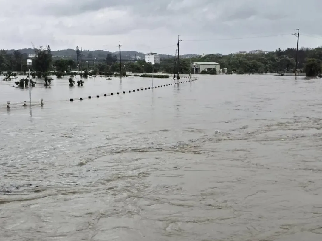 暴雨狂襲！通宵泥流灌民宅　苗栗高鐵特區成汪洋