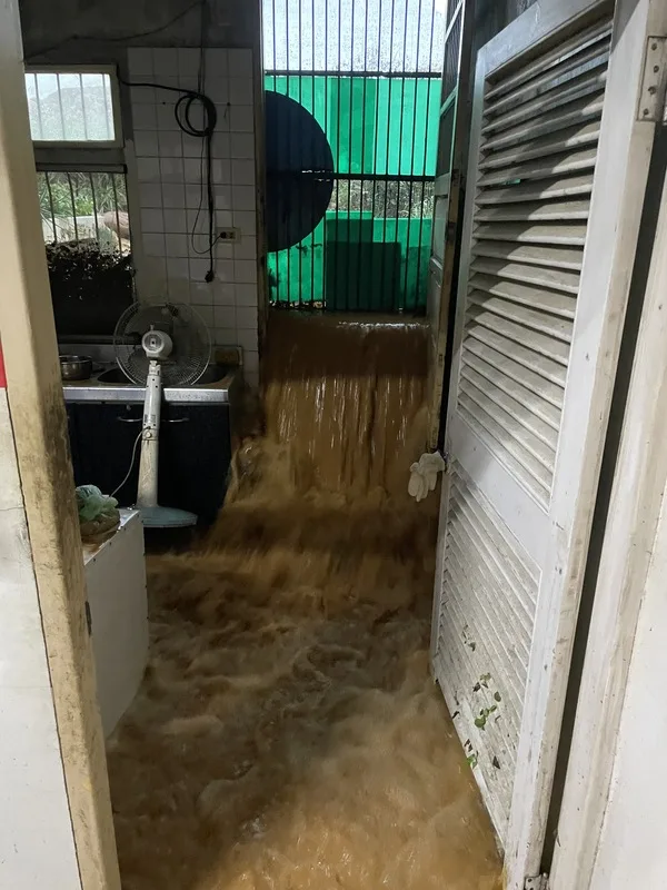 苗栗縣4日凌晨起雷雨交加,通霄鎮通南里1戶民宅遭大量泥水灌入,宛如湍急瀑布,景象駭人。(民眾提供)中央社