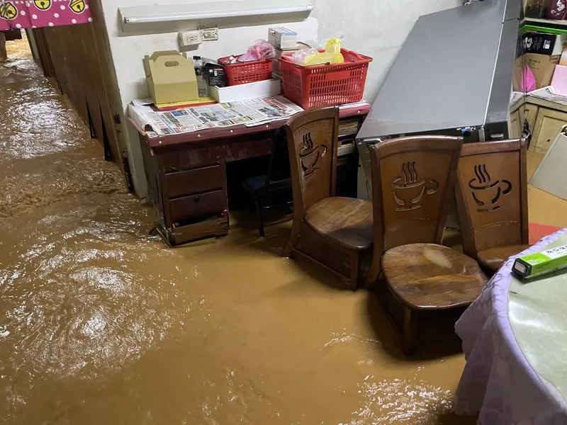 苗栗縣4日凌晨起雷雨交加,通霄鎮通南里1戶民宅遭大量泥水灌入,地上滿是黃濁泥水。(民眾提供)中央社